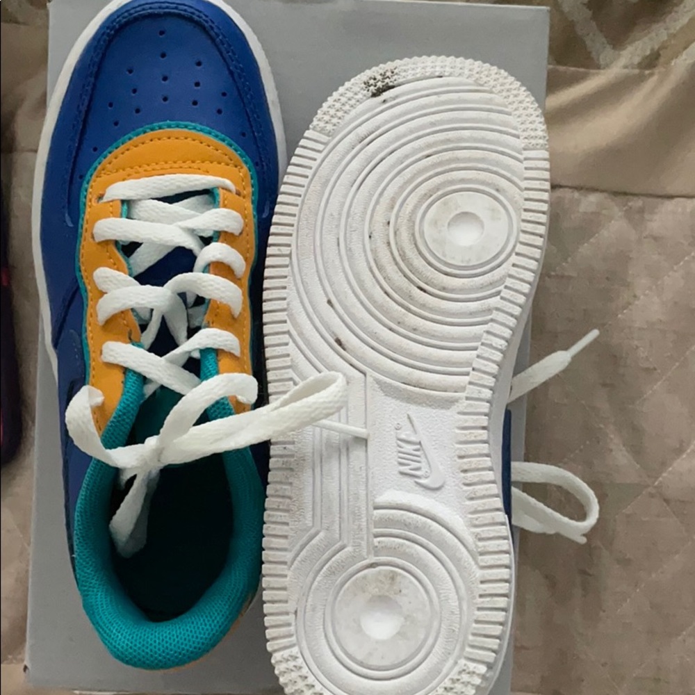 Boys youth tennis shoes